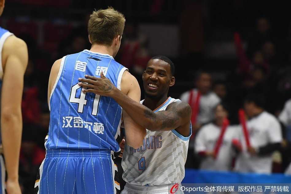 西热力江外线张弓搭箭，三分球应声入网，他紧握拳头，标志性的强硬防守和精准三分是新疆队最锋利的刺刀。