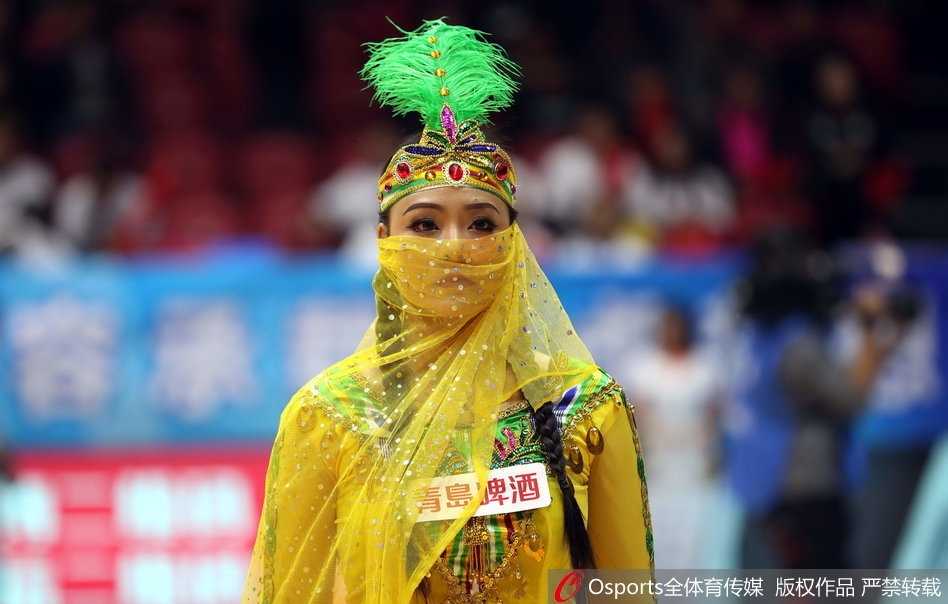 即使是高难度的托举动作，啦啦队员们也完成得干净利落，她们用专业的技巧和饱满的热情为场上球员加油鼓劲。