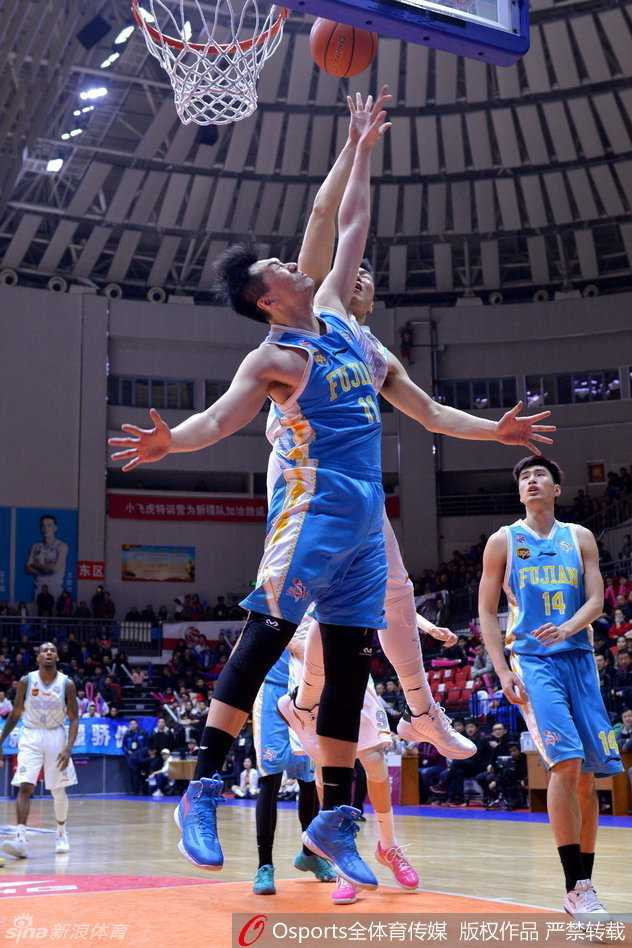 周琦在高位从容策应，突然加速一个箭步突破内线，面对补防球员轻舒猿臂，指尖轻轻一挑，篮球擦板入筐，动作一气呵成