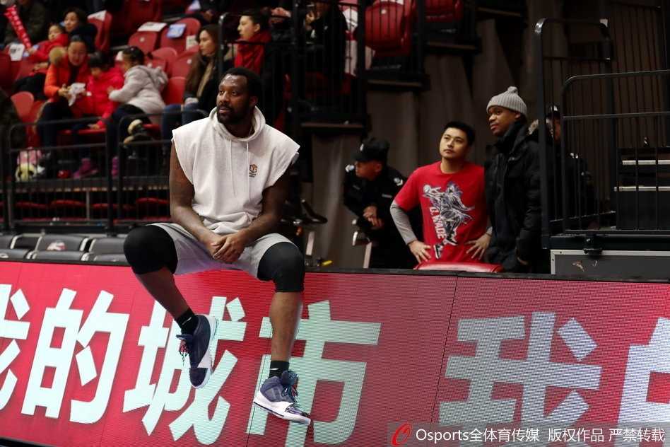 布莱切在场边与队友交流，脸上带着轻松的微笑，眼神专注地看着场内局势。