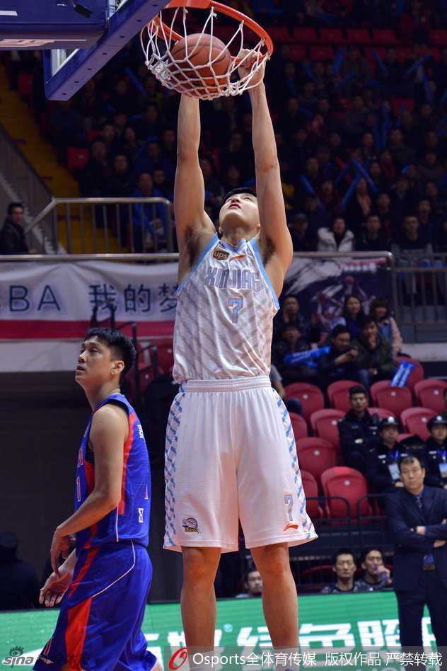 眼神如刀西热力江，贴身缠绕不惜体力，用撕咬式防守为新疆队定下强硬基调。