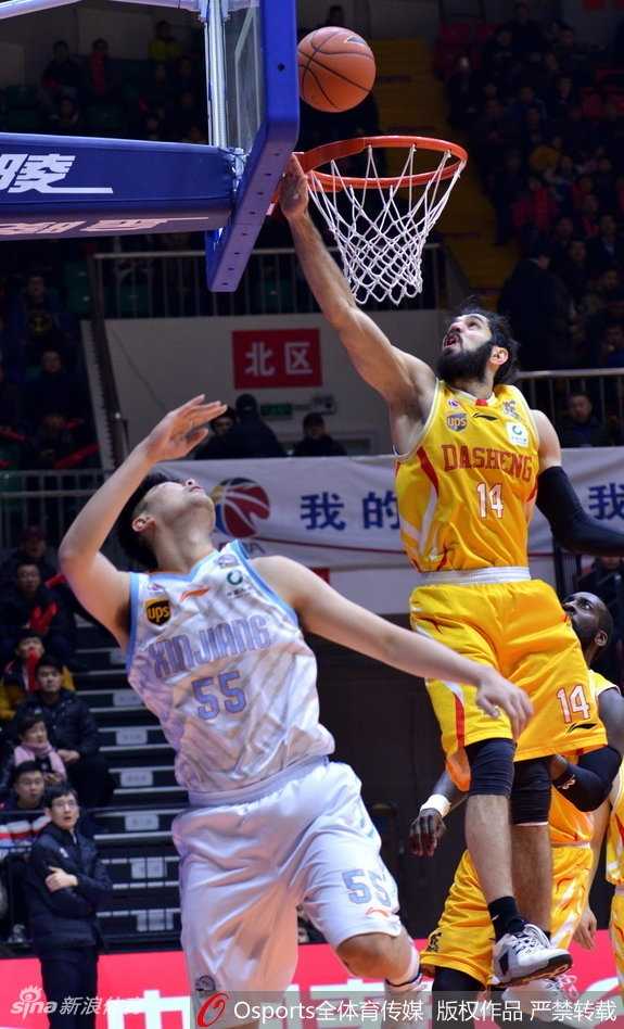 同曦外援帕戈面对防守高高跃起，投出手中篮球的瞬间，他的眼神如鹰隼般锐利，死死盯着那决定命运的篮筐，三分线外弥漫着他此役八度穿针的杀气。