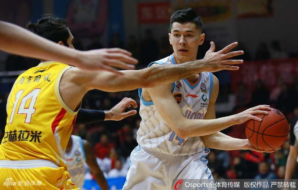 新疆主场球迷们集体起欢呼雀跃，手臂如林海般挥舞，脸上洋溢的狂热笑容与场边闪烁的灯光交织，将魔鬼主场的恐怖氛围渲染到极致。