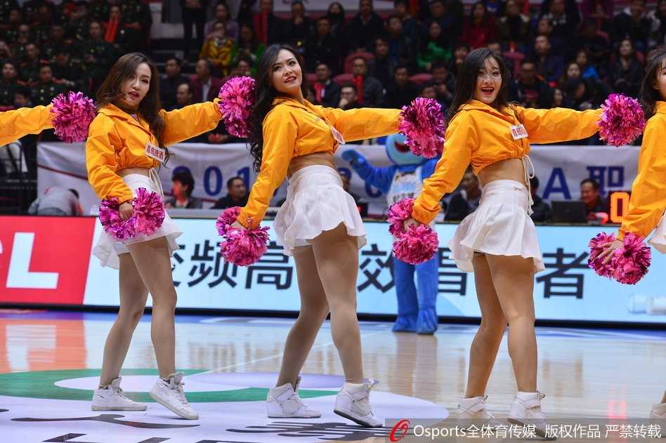 表演结束后，宝贝们集体向观众挥手致意，她们脸上洋溢的灿烂笑容与背后巨大的记分牌交相辉映，定格了这场视觉盛宴的完美句点。