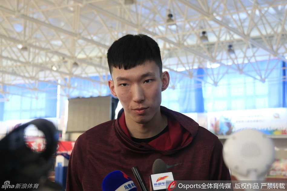 结束训练的周琦被记者团团围住，他腼腆地低着头，倾听记者的提问。此时的他，正默默为登陆NBA做着最后的准备，眼神中既有对未来的憧憬，也有一丝对未知挑战的谨慎。