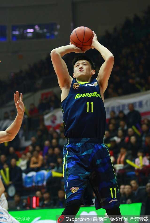 周鹏在罚球线附近果断跳投，皮球划过一道完美的弧线，这是队长在球队困难时刻必须承担的责任。