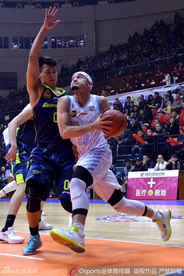 西热力江像一把锋利的尖刀，加速突破广东队的双层防线，他的眼神里写满了对胜利的渴望。