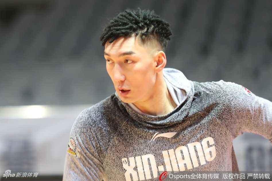 队长可兰白克·马坎在底角稳稳出手三分，眼神如鹰隼般锐利，作为球队的外线防守大闸，他的进攻同样不可或缺。