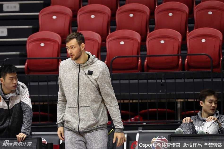 主教练凯撒双手抱胸站立在场边，目光如炬地注视着场上的一举一动，脑海里正在推演着破敌之策。