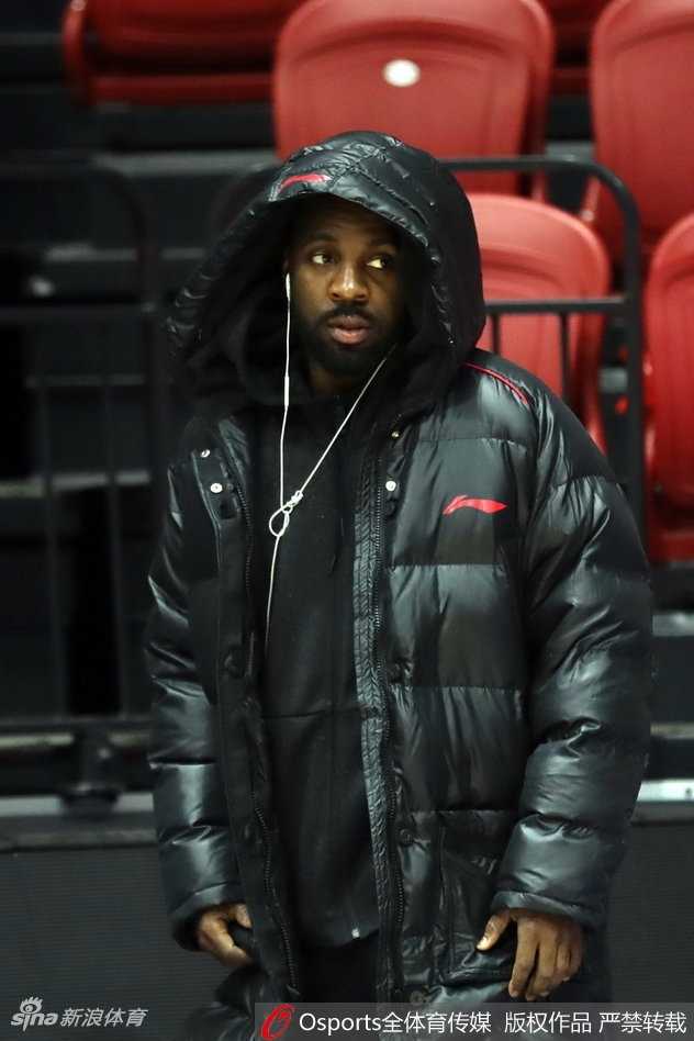 队长睢冉在训练中紧咬牙关，汗水浸湿了球衣，他挥舞着手臂指挥着队友的防守站位。