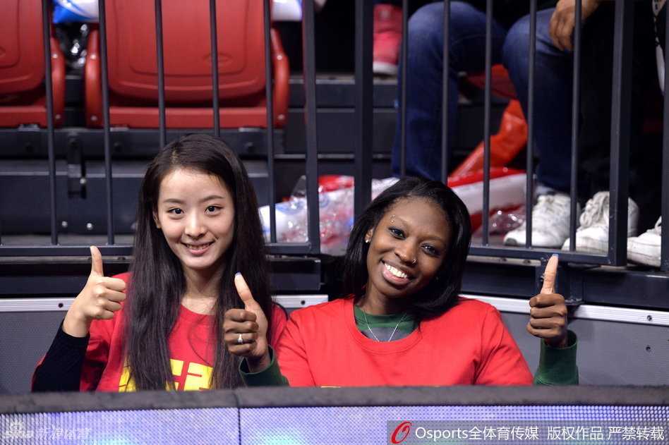 镜头捕捉到两人互动的瞬间，孙桐林妻子凑近亚当斯女友耳边低语，两人脸上同时浮现出少女般腼腆又好奇的笑意。