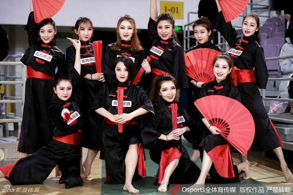 伴随着动感节奏，两名篮球宝贝背对背热舞，红色的扇子在她们手中翻飞如蝶，妩媚的眼神与利落的转身定格了这一瞬的万种风情。