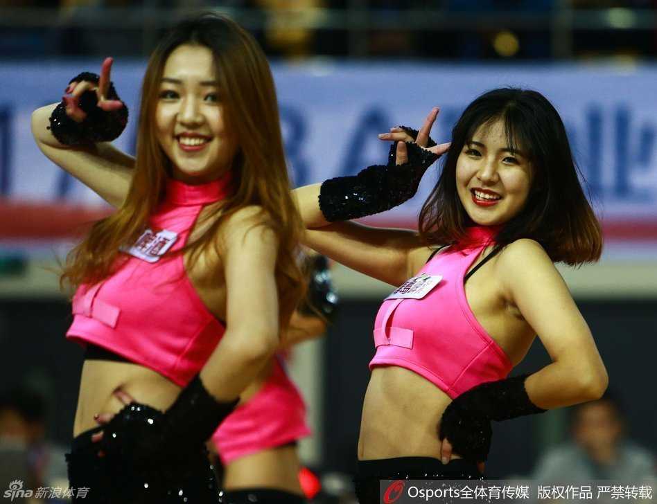 表演进入高潮，所有队员聚拢又散开，构成一幅绚丽的“集体造型”画面，扇子与彩带交织，宛如一朵盛开的鲜花绽放在篮球场上。