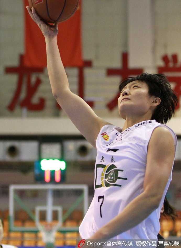 纪妍岩跳起传球，身体在空中舒展，球如炮弹般飞向队友，展现了扎实的基本功和卓越的赛场视野。