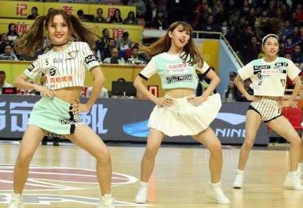 这位神似林志玲的宝贝扎着利落的马尾，身穿亮黄色啦啦队服，在球场边双手比出可爱的耶的手势，青春气息扑面而来