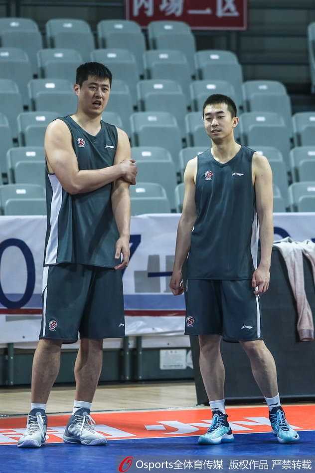 锋线尖刀单刀赴会，门将弃门出击，电光火石间整个球场的呼吸仿佛都已凝固