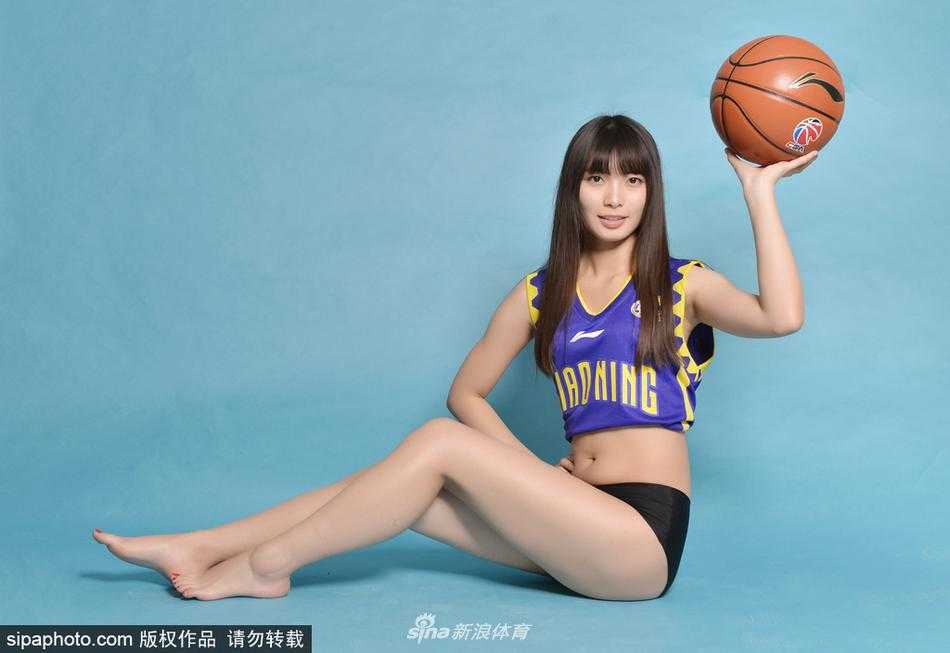 绿茵场边的蓝白色:记录那些为辽宁足球呐喊的阳光女孩 赛场边的女球迷正在专注地使用手机记录现场,她白皙的手臂在阳光下格外显眼,脸上带着浅浅的笑意,正在和朋友分享这一刻的激动。