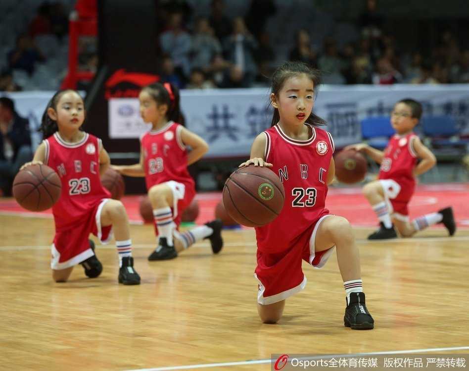 绿茵场上，一名小球员正在进行激烈的拼抢，他双脚离地，身体舒展，与对手形成强烈的动感对比，定格了少年奋勇争先的瞬间。