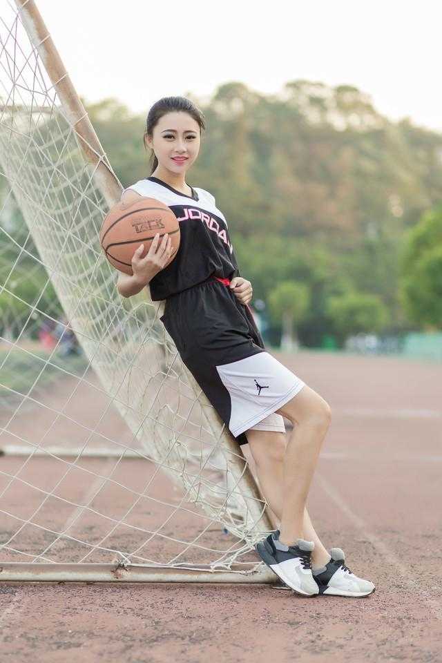 绿衣热裤秀发飞扬 赛场边的灵动风景线 表演结束后,这位篮球宝贝在退场时轻撩秀发,绿色的衣摆在转身时轻轻飘起,白色热裤在灯光下格外耀眼,她不经意间流露出的轻松神态,成为赛后一道令人回味的风景。