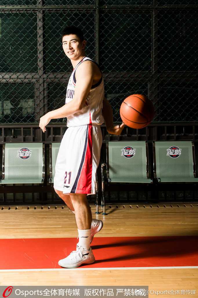 在镜头聚焦下，广州龙狮的众将士们眼神如炬，身姿挺拔，仿佛即将踏上战场的雄狮，浑身散发着不可阻挡的锐气。