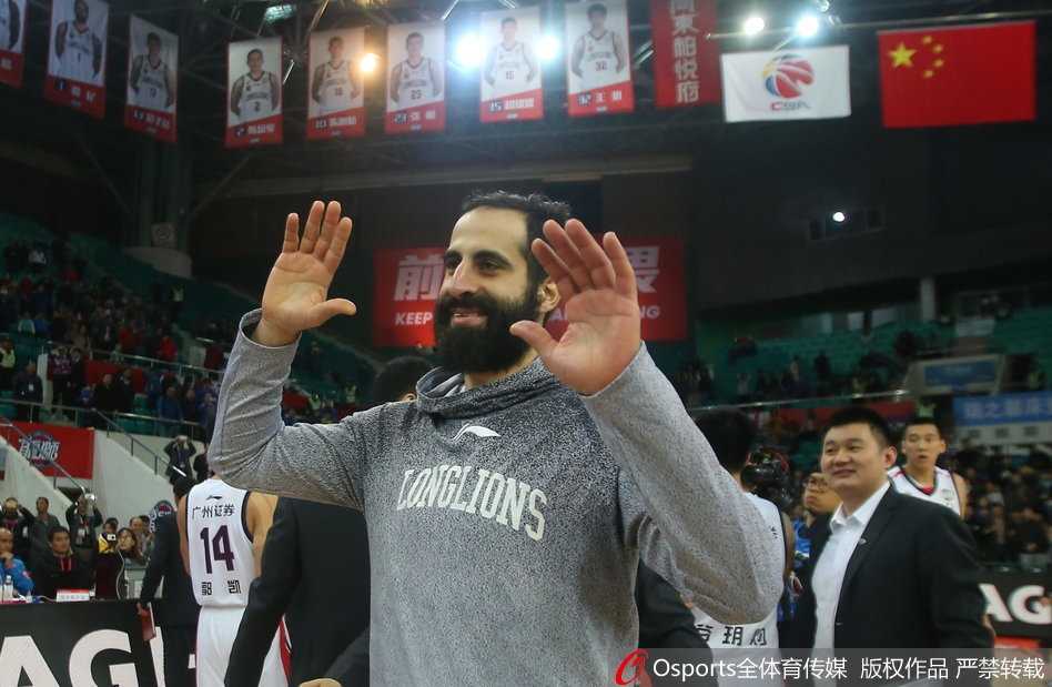 羊城破冰之夜:龙狮啸聚天河,终圆季后赛之梦 外援福格面对严密防守,冷静地组织进攻,手指战术的手势宛如指挥家,引领着全队的进攻节奏。