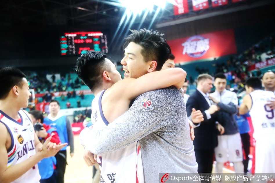 羊城破冰之夜:龙狮啸聚天河,终圆季后赛之梦 天河体育馆夜如白昼,龙狮众将围成同心圆,伴随着漫天彩带振臂高呼,记录这一属于广州篮球的历史性时刻。