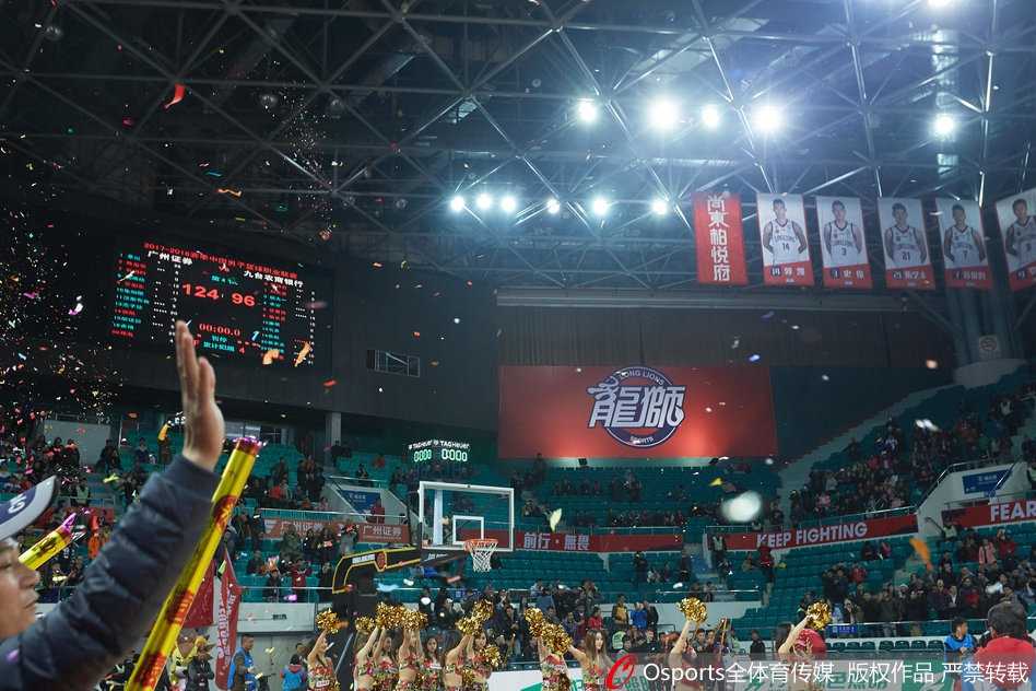 羊城破冰之夜:龙狮啸聚天河,终圆季后赛之梦 桑尼在人群中高高跃起,以一敌三强硬上篮,皮球在空中划出美妙弧线,彰显着不可阻挡的必胜信念。