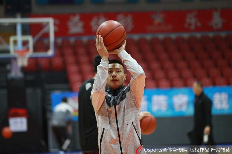 羊城蓄力待发 龙狮静候新春鏖战 汉斯布鲁在低位要球,肌肉线条分明,眼神中透露出对篮板的渴望,身旁的队友们正严阵以待,准备随时发起冲击。