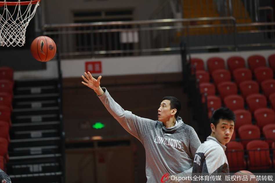 羊城蓄力待发 龙狮静候新春鏖战 广州队训练馆内灯火通明,球员们在进行拉伸放松,为即将开始的高强度对抗做着最后的准备,空气中弥漫着专注与决心。