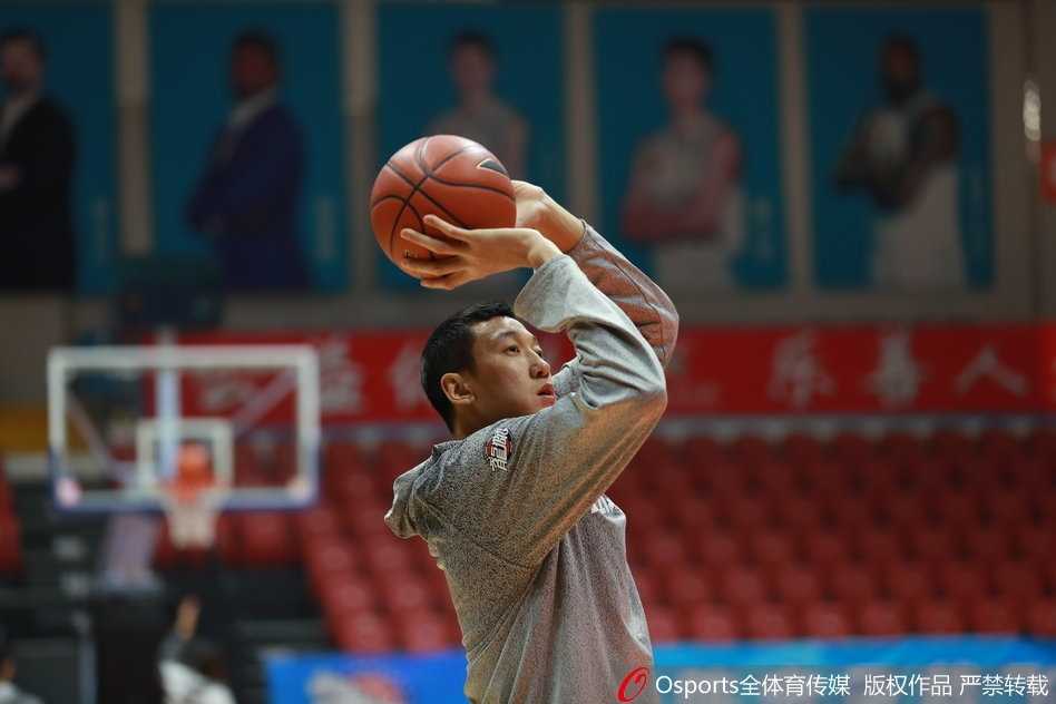 羊城蓄力待发 龙狮静候新春鏖战 主帅崔万军双手抱胸,目光如炬地注视着场上的战术跑位,他身后的战术板上画满了复杂的跑动路线,这是他运筹帷幄的战场。