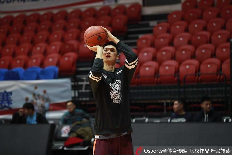 羊城蓄力待发 龙狮静候新春鏖战 训练间隙,福格与队友击掌相庆,脸上的汗水反射着灯光,他的笑容传递着对胜利的坚定信念和团队的默契。