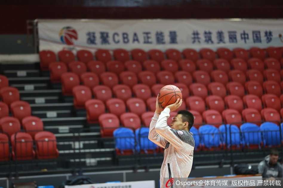 羊城蓄力待发 龙狮静候新春鏖战 两名球员在篮下进行激烈的卡位对抗,肌肉碰撞声仿佛穿透画面,让人感受到训练场上剑拔弩张的实战气氛。