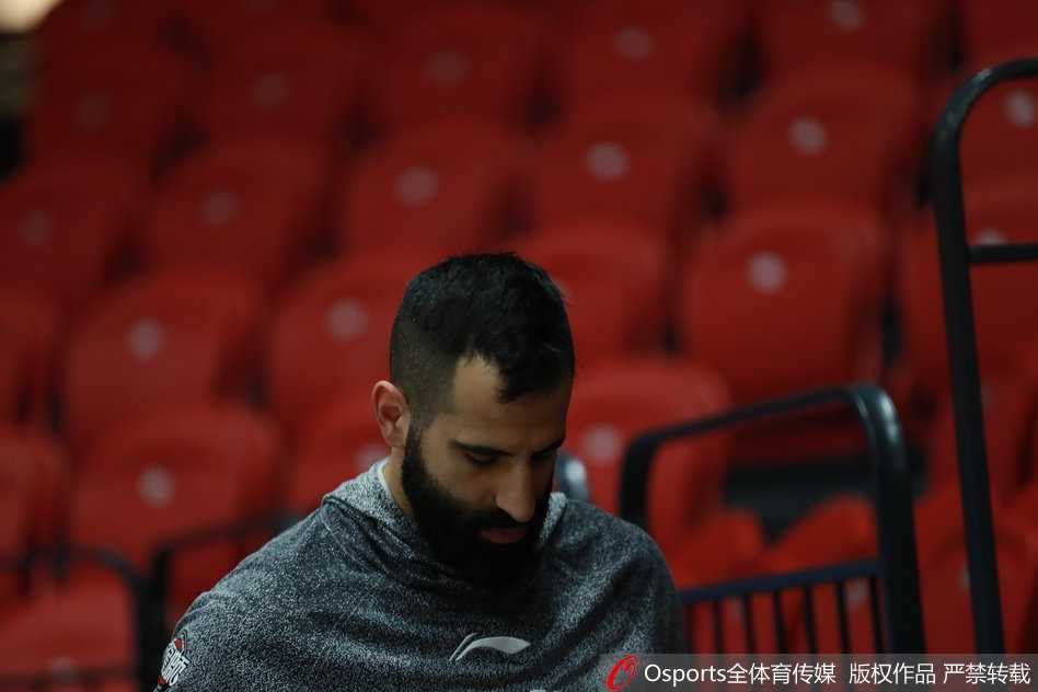 羊城蓄力待发 龙狮静候新春鏖战 训练结束,夕阳透过球馆高窗洒在地板上,队员们的身影被拉得很长,他们拖着疲惫却满足的身躯,准备迎接新的战斗。