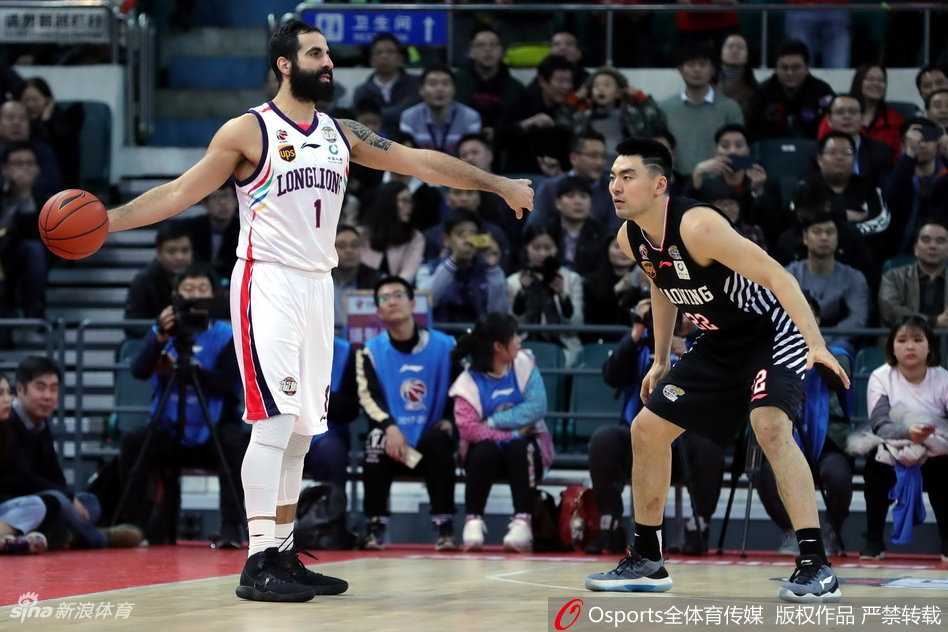 羊城铁骑终结辽篮连胜,季后赛席位之争烽烟四起 广州队汉斯布鲁在辽宁队内线群中强行起跳,以一敌三完成势大力沉的单手劈扣,展现了不可阻挡的洪荒之力。