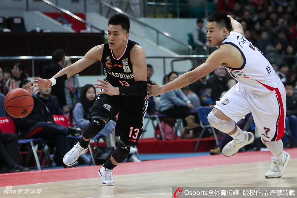 羊城铁骑终结辽篮连胜,季后赛席位之争烽烟四起 辽宁队韩德君在篮下凭借庞大的身躯卡住位置,面对多人合围依然强硬摘下前场篮板,眼神中透露出对胜利的无限渴望。