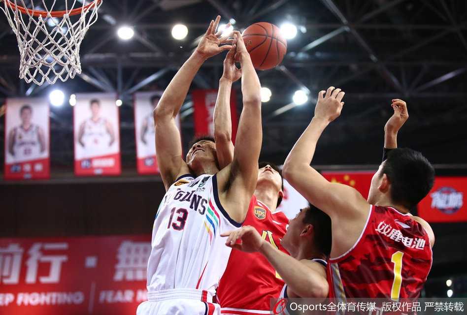 八一队许钟豪在篮下强打，他利用厚实的身板卡住位置，艰难地将球放进篮筐。尽管比分落后，但他脸上的坚毅表情仿佛在告诉队友：战斗还没有结束。