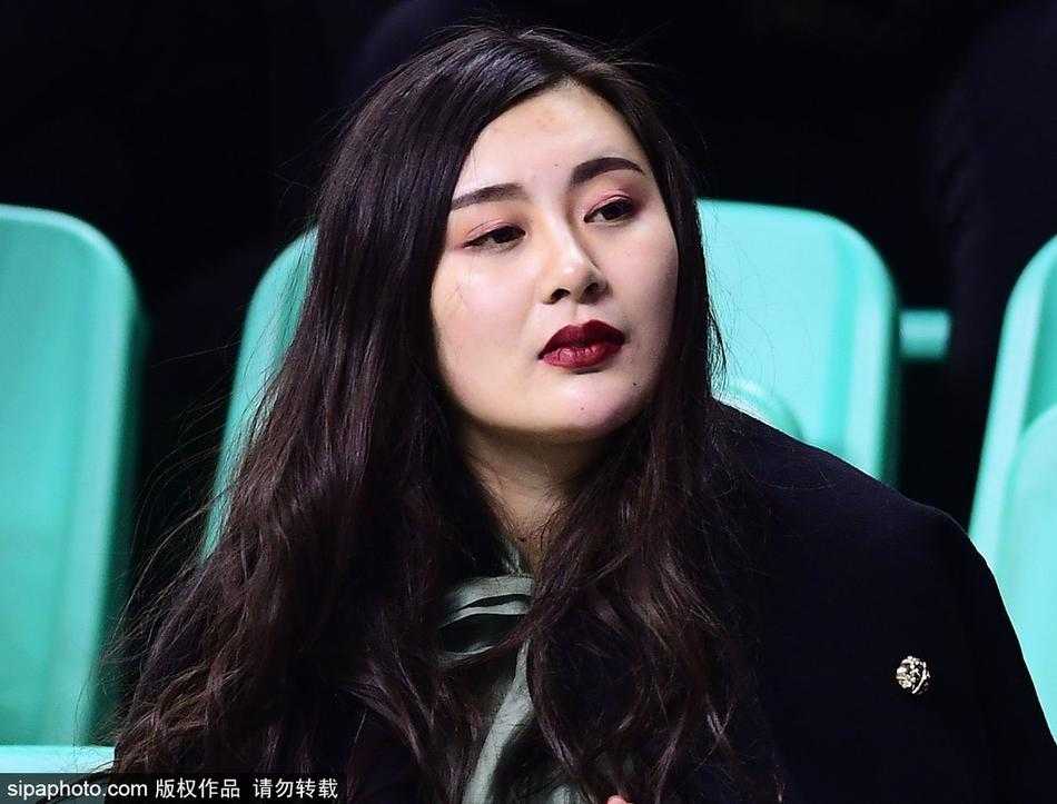 镜头拉近，这位戴着毛线帽的女生脸颊微微泛红，她正侧身与同伴交流场上的局势，眉眼间流露出的专注与关切，丝毫不输给资深男球迷。