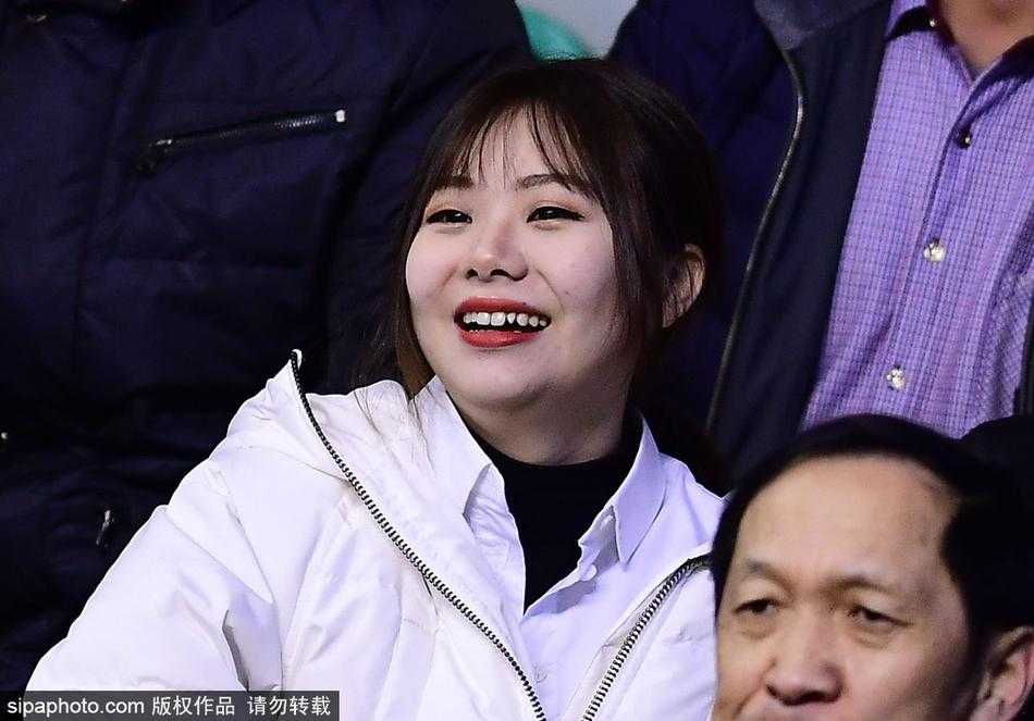 胜利在望，一位戴眼镜的斯文女生终于露出了轻松的笑容，她举起的加油牌上写满了对辽宁男篮的祝福，灯光打在她的脸上显得格外美好。