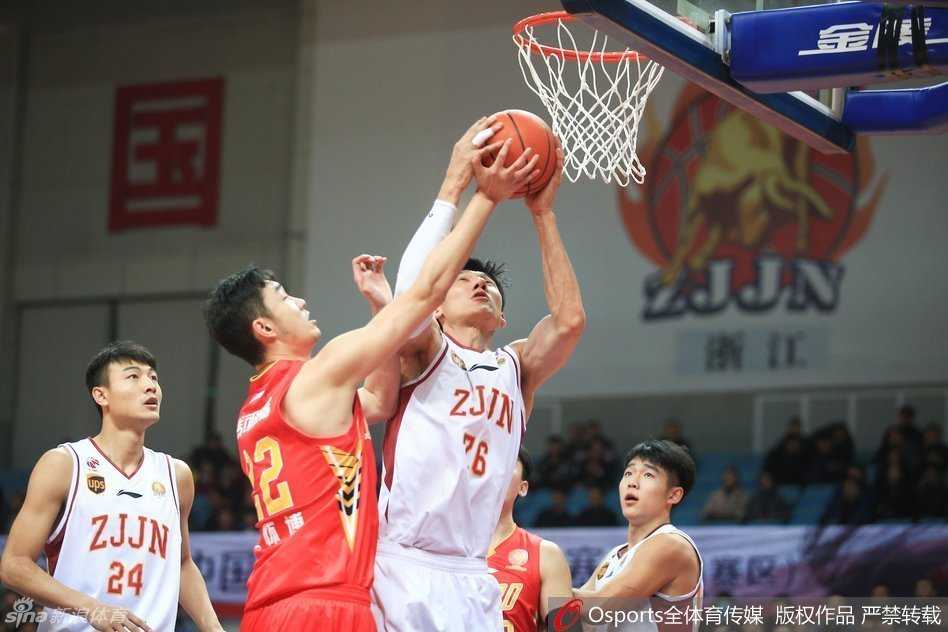 桑尼用强壮的身躯死死卡住位置，他的防守充满了压迫感，即便面对冲击也寸土不让，完美诠释了硬汉篮球的真谛。