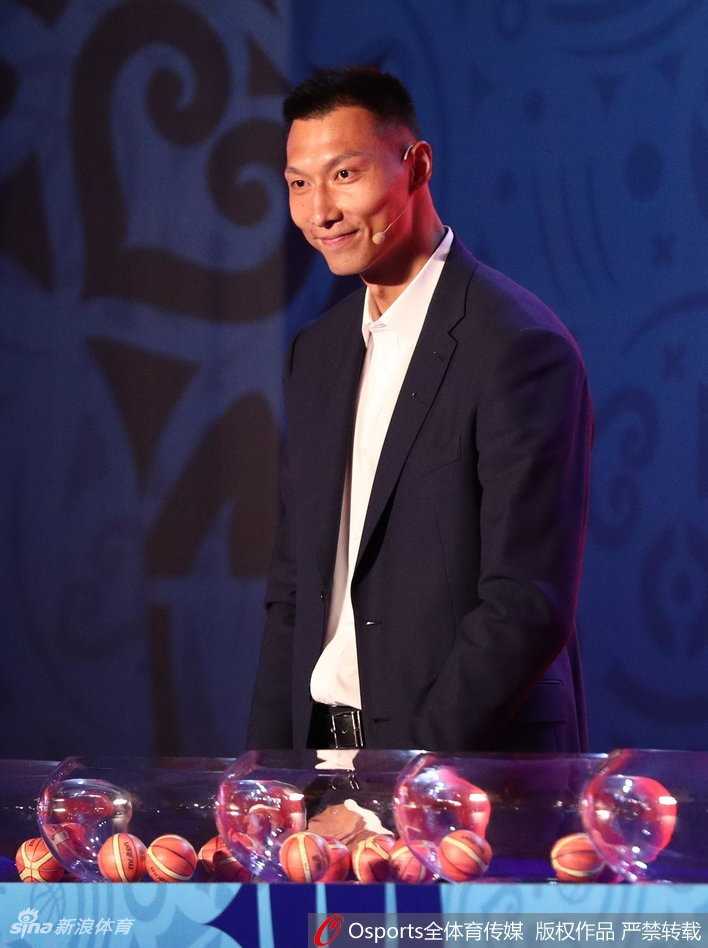 抽签嘉宾基里连科正凝神观看手中的签条，作为欧洲篮球的代表人物，他在广州塔上亲手翻开了亚洲区预选赛的序章。