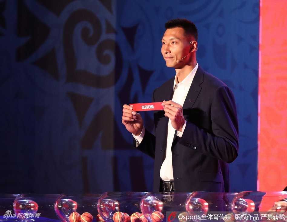 等候上场的易建联面对镜头露出标志性的淡然微笑，此刻的他既是等待谜底揭晓的球员，也是见证历史的参与人。