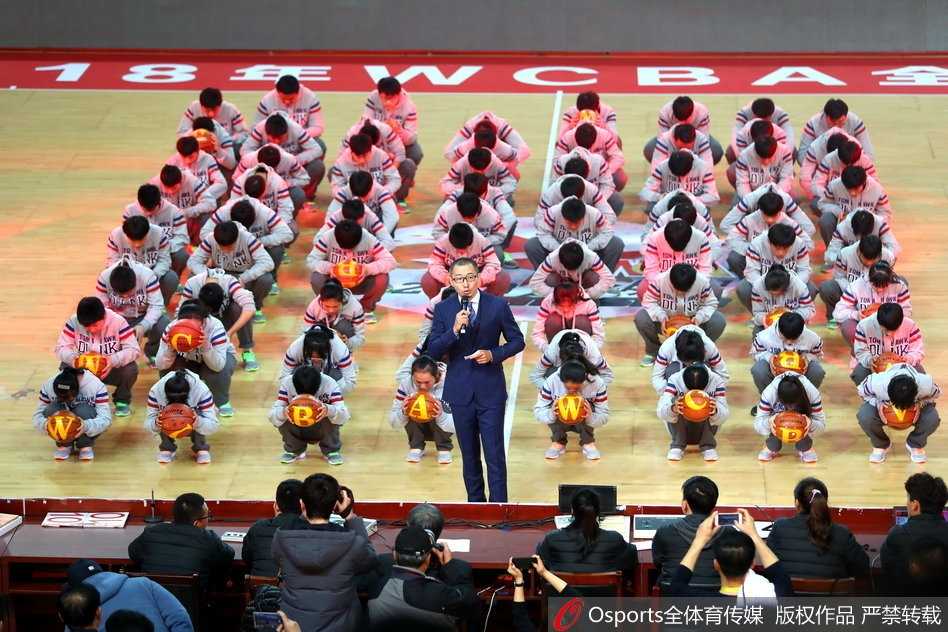群星闪耀英雄城——二零一八赛季女子篮球全明星赛在南昌精彩绽放 璀璨灯光照亮南昌国体中心,WCBA全明星周末的大幕在激昂的军乐与动感的旋律中轰然拉开,现场气氛瞬间被引爆。