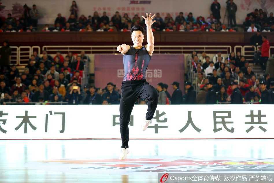 群星闪耀英雄城——二零一八赛季女子篮球全明星赛在南昌精彩绽放 南区队球员犹如一道红色闪电,持球加速突破北区队的严密防线,她目光如炬,上篮瞬间身体在空中舒展开来,动作舒展而充满力量。