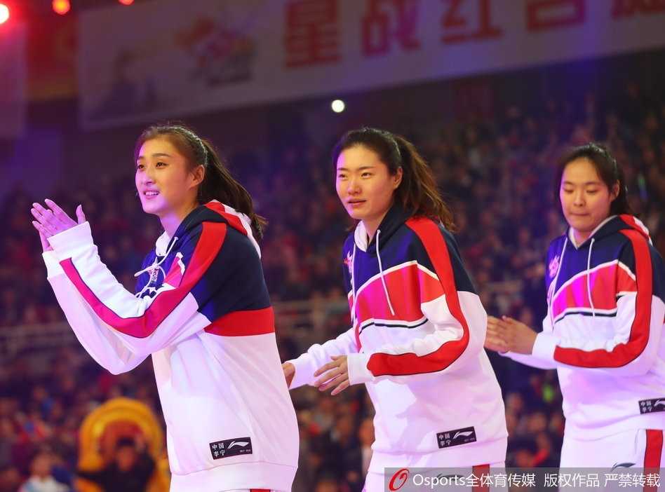 群星闪耀英雄城——二零一八赛季女子篮球全明星赛在南昌精彩绽放 赛后,南区与北区的全明星队员们簇拥在一起,留下了一张星光熠熠的大合影。姑娘们笑容灿烂,颜值与实力并存,定格了本届全明星赛最美好的瞬间。