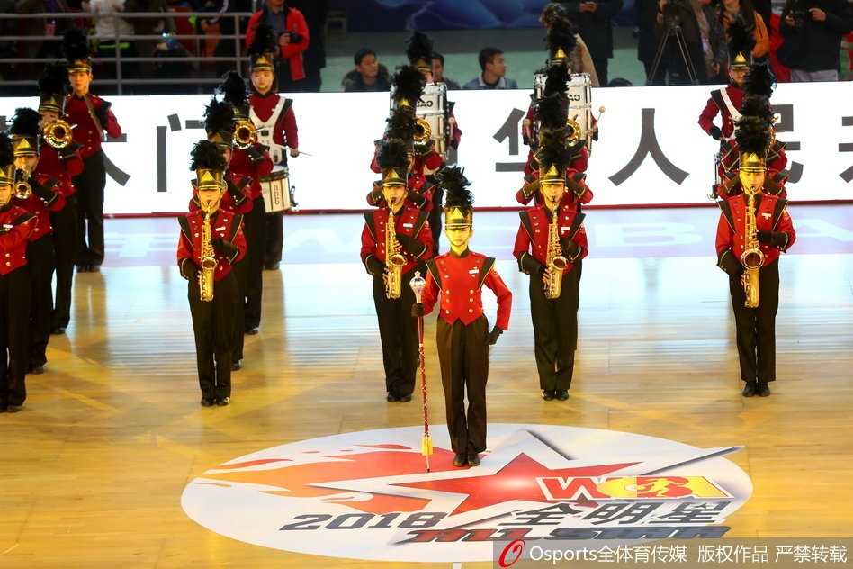 群星闪耀英雄城——二零一八赛季女子篮球全明星赛在南昌精彩绽放 南区与北区的女篮姑娘们身着色彩鲜明的训练服,在场上积极跑动、拼抢,笑容洋溢在每个人脸上,对抗中充满了友谊的温情。