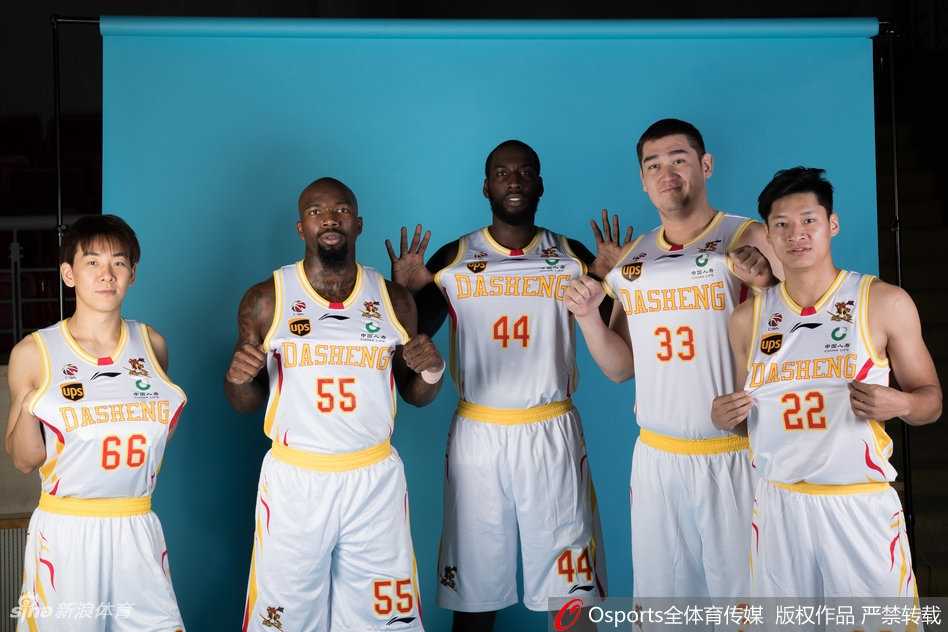 JJ-希克森在内线卡位，坚实的臂膀如同城墙，眼神坚毅地望向前方。