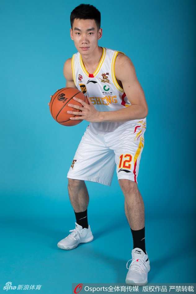 冯欣、于长春、张翌星、杨力、王睿、张财宝等后场群像，他们神情各异，但眼中都闪烁着对胜利的渴望。