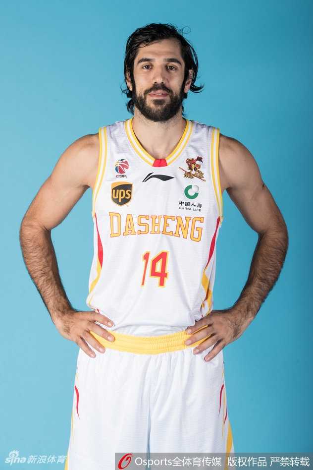 唐正东与郭一飞在内线交流，老大哥拍着后辈的肩膀，传递着内线攻防的秘诀与信任。