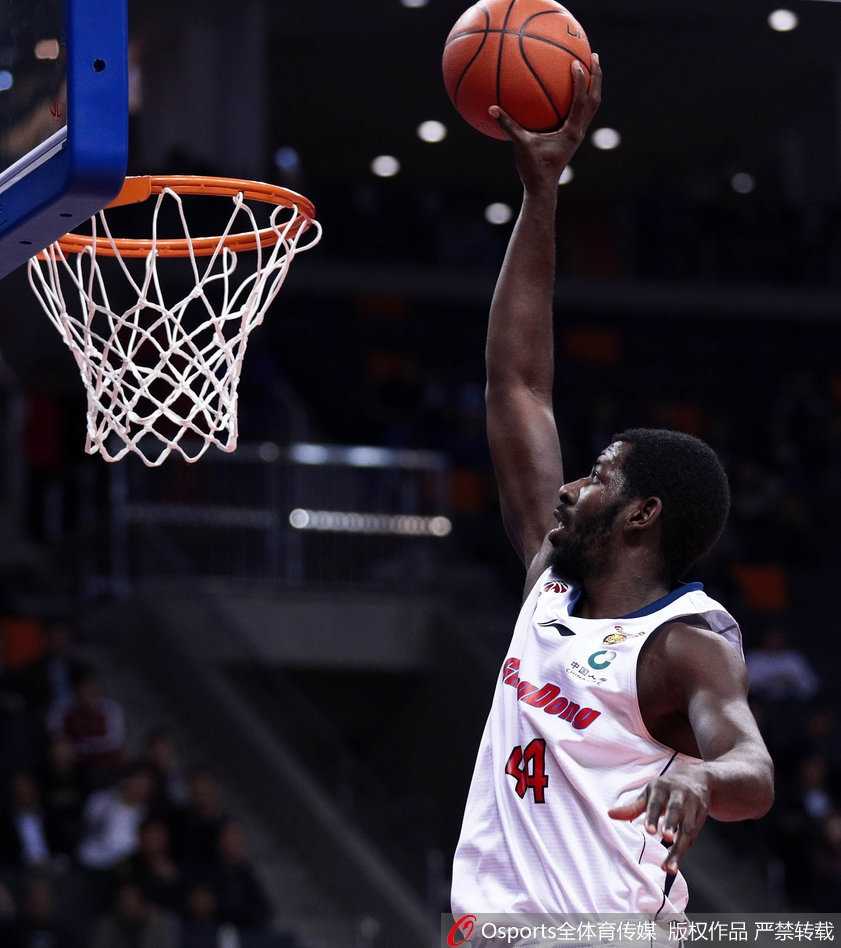 群雄逐鹿,定格经典瞬间——二〇一七至一八赛季CBA第十二轮全景回顾 胡金秋篮下梦幻脚步,背身单打后转身跳投,皮球划过指尖稳稳落入篮筐,眼神中写满坚定