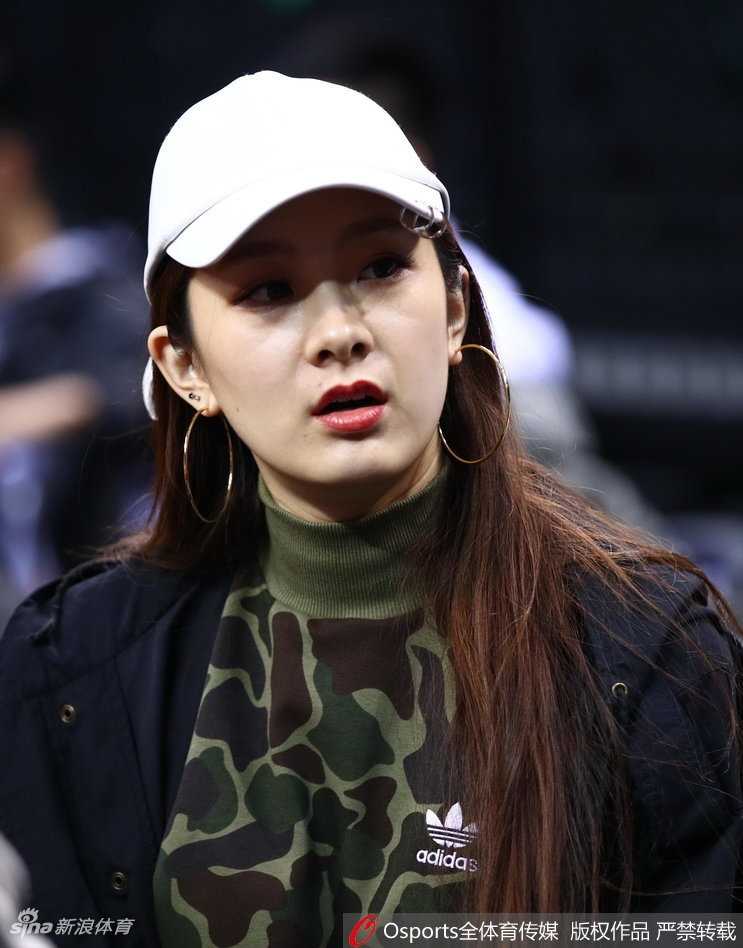 翟晓川的妻子杨思雨单人肖像，她微微侧头，五官精致立体，穿着休闲又不失时尚感，展现出CBA太太团成员的出众气质与高颜值。